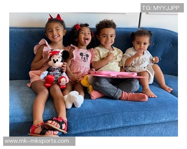 瓦妮莎全家万圣节装扮亮相加索尔陪科比家人共度温馨节日